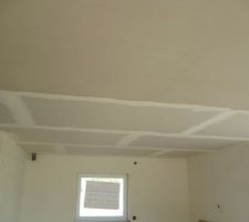 Vue du plafond du salon en cours de plâtrage