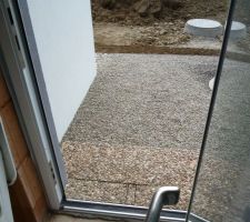 L'arrière du garage aménagé: bloc marche en gravillons du Rhin, ensuite concassé et enfin la terre du futur jardin avec avec le puit perdu des EP