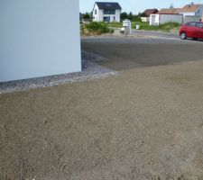 L'étalement avec mise à niveau du terrain devant la maison. Prêt pour la semence du gazon qui est prévue pour l'automne