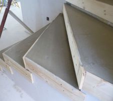 Ragréage de l'escalier du RDC en cours de séchage