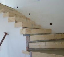 Ragréage de l'escalier du RDC en cours de séchage