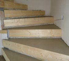 Ragréage de l'escalier du RDC en cours de séchage