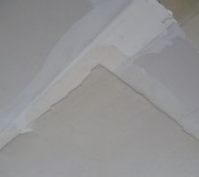 Vue du plafond avec une partie plâtrée et l'autre partie avec le placo uniquement jointé