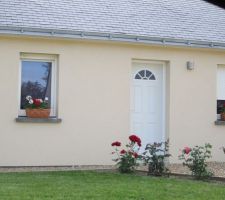 Autre maison faite par le même constructeur, même enduit   menuiserie que la notre a venir.