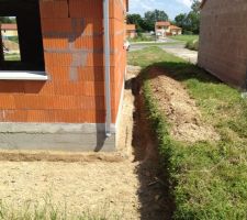 Tranchée pour le drainage périphérique, vive le mal de dos de faire ça à la pelle quand on a pas l'habitude.
