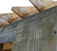 Charpente posée sur le nouveau (vrai !) chaînage :)
