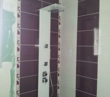 Photo de notre espace douche de 1m90.
seulement une partie de la faience est pos&eacute;e. Nous poserons le reste dans les prochains jours