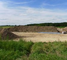 Le gros tas de pierres sur notre futur terrain devait s'ennuyer, on lui a donc adjoint un gros tas de terre...