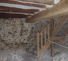 L'&eacute;calier a &eacute;t&eacute; sabl&eacute;, ainsi que la poutre centrale, nous avons mis les mur a nue, celui du fond (expos&eacute; nord) et celui de gauche (contre les voisins) seront r&eacute;isol&eacute;s, tandis que celui qui s&eacute;pare les deux pi&egrave;ces et celui expos&eacute; au sud seront en pierres apparentes.