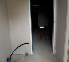 Entr&eacute;e cot&eacute; jardin