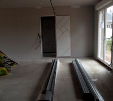 Cuisine au fond la porte donnant sur chambre/wc/douche