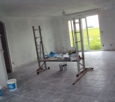 Poncage des murs presque terminée  
1ere sous couche mise