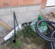 Installations d'eau au pied de la maison