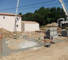 La pompe en action - en avant plan, les fondations de la terrasse.