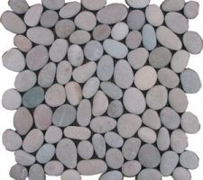 Galets plats pour la douche de l'&eacute;tage.