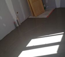 Chape de ravoirage fraichement coulée.