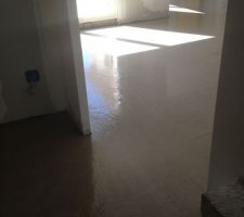 Chape de ravoirage fraichement coulée.