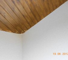 Lasure arraché par le scotch des maçons