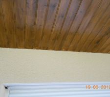 Lasure arrachée par scotch côté terrasse sur tous les bords..