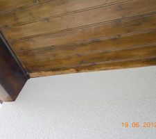 Lasure arrachée par le scotch des maçons pour faire le crépi.