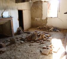 Nettoyage du premier étage de la maison.
Enlèvement des tomettes posées au sol, et de la couche de terre qui était dessous. Le plancher censé soutenir le tout à très mal supporté cette démolition, et est devenu très fragile. Il n'était plus possible de circuler dessus, il a donc été enlevé pour être remplacé par un neuf.