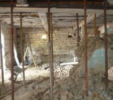 Ouverture créée dans un mur porteur afin d'ouvrir en la pièce principale et ce qui était anciennement un couloir.