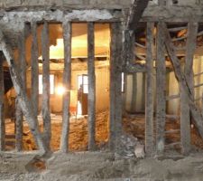 Enl&egrave;vement du pl&acirc;tre sur les murs pour laisser r&eacute;appara&icirc;tre les colombages qui structurent toute la maison.