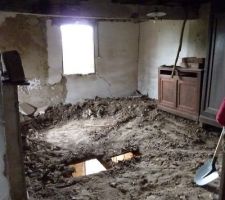 Autre vue du premier étage de la maison, une fois toutes les tomettes ainsi que la terre enlevée.
On voit bien sur la photo que le plancher est très fatigué ! 2 de mes amis sont déjà passé au travers par inattention lorsqu'ils circulaient dessus !