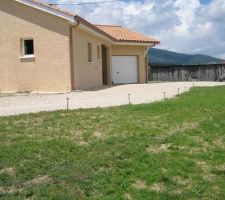 Coté  un peu  plus vert  ....
et en plus  les rebords  de fenetres sont peints  , ainsi que la poutre de l'avancée de garage