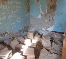 On dépose les anciennes tomettes, que j'ai conservé et qui feront plus tard le sol de ma terrasse !