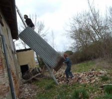 Il se met a pleuvoir pendant qu'on rebouchait le conduit, donc on a couvert in-extremis avec une tôle récupérée dans le jardin, pour protéger le matériel à l'intérieur