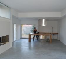 La cheminée dans l'espace intérieur