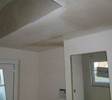 Plafond du hall d'entrée plâtré et en cours de séchage