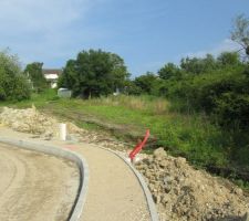 Voici la photo qui repr&eacute;sente bien notre terrain, de la borne jaune &agrave; gauche &agrave; tout &agrave; droite