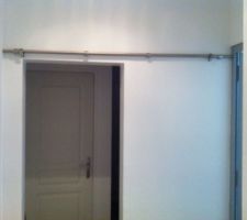 Pose d'un syst&egrave;me coulissant couloir - sdb 
de chaque cot&eacute; du couloir mur porteur &agrave; gauche et huisserie bois grise &agrave; droite.