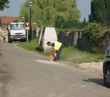 Découpage de la chaussée pour atteindre la canalisation