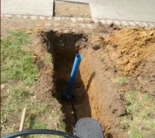 Installation terminée !
Ah oui, en fait, le trou dans la chaussée n'était pas nécessaire, la canalisation passait dans l'herbe devant chez nous après passage du détecteur de métaux....