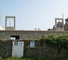 Fenêtres à capucine façade avant et montage des pignons en cours