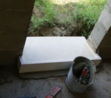 Seuils de portes et de fen&ecirc;tre pos&eacute;s aussi en fa&ccedil;ade arri&egrave;re.