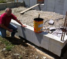 Nettoyage des semelles et application du bitume sur les murs de fondations.