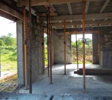 Depuis la fenêtre est, vue sur l'intérieur salon-salle à manger