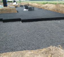 Bassin d'infiltration sous l'espace vert : voil&agrave; les fameux Rain-tank. M&ecirc;me principe &agrave; mettre en place chez nous.