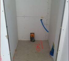 Le hic: l'évacuation de l'évier du cellier est à moitié dans les wc de la partie parentale, en attendant une rectification !!!!