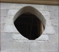 Bizzare : une ferme dans l'embrasue de l'oeil de boeuf !!!