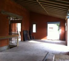 Vue salle &agrave; manger - cuisine - terrasse.