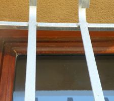Traces apparues après le crépi, je ne sais pas avec quoi ils ont nettoyé mais c'est tâché.