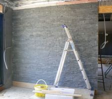 Parement d'ardoise sur le mur o&ugrave; il y aura le po&ecirc;le de masse pour qu'il y ai une masse suppl&eacute;mentaire, en plus il est plein sud donc le soleil pourra le recherger un peu !