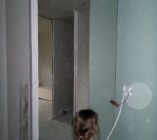 Sur la gauche la cloison du poele a droite la salle de bain puis une chambre et les toilettes et enfin la 2 eme chambre