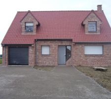 Couche de finition en gravier damé, en attendant les pavés plus tard...