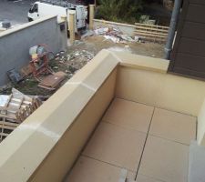 Pose des chapeaux au niveau du balcon
